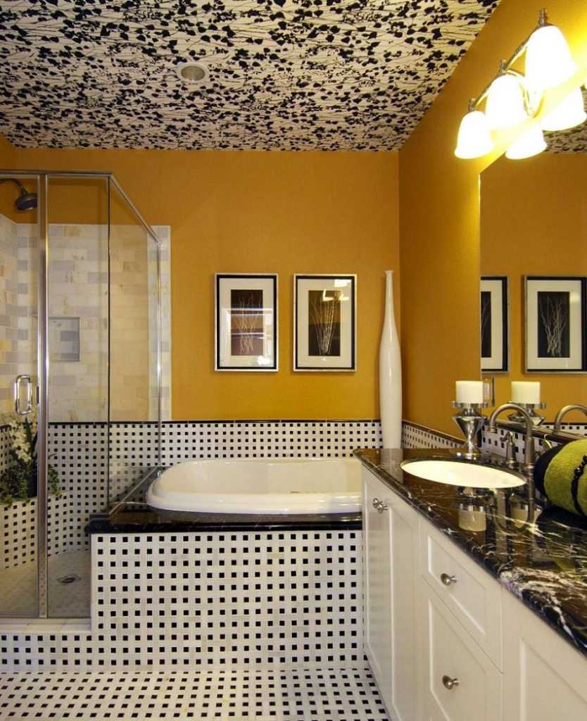 натяжной потолок в ванной комнате и кафельная плитка фото