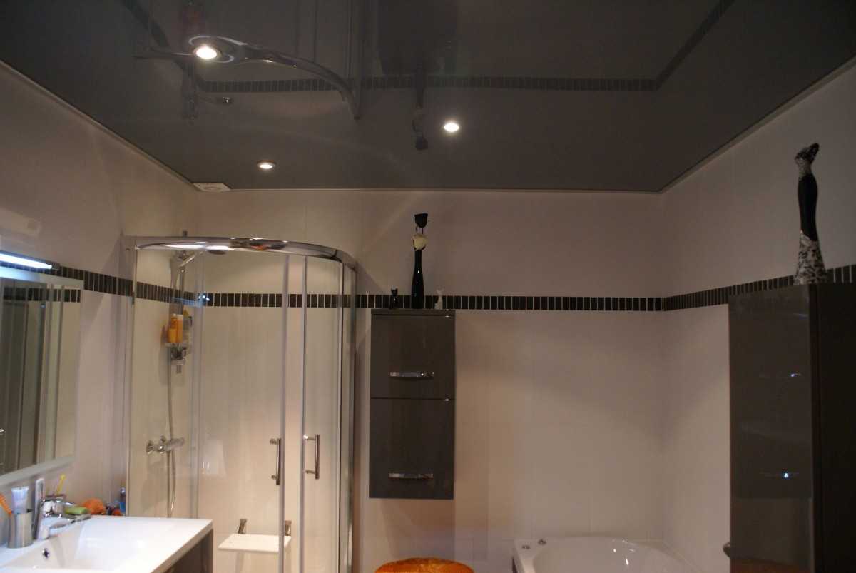 Установка натяжного потолка в ванной комнате